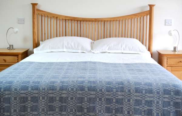 Coverlet throw (reverse) in soft blue